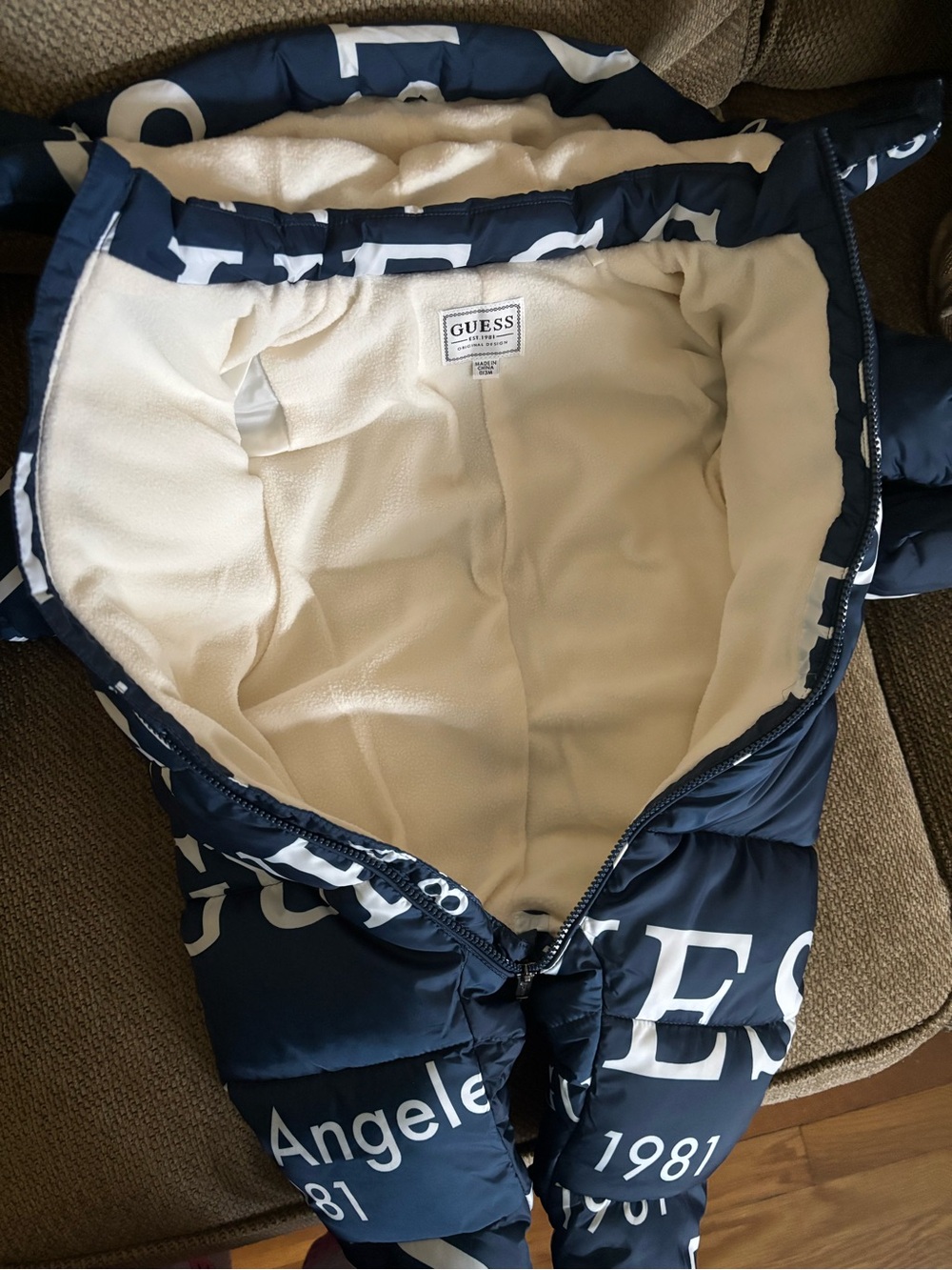GUESS - Picture 7 of 10
